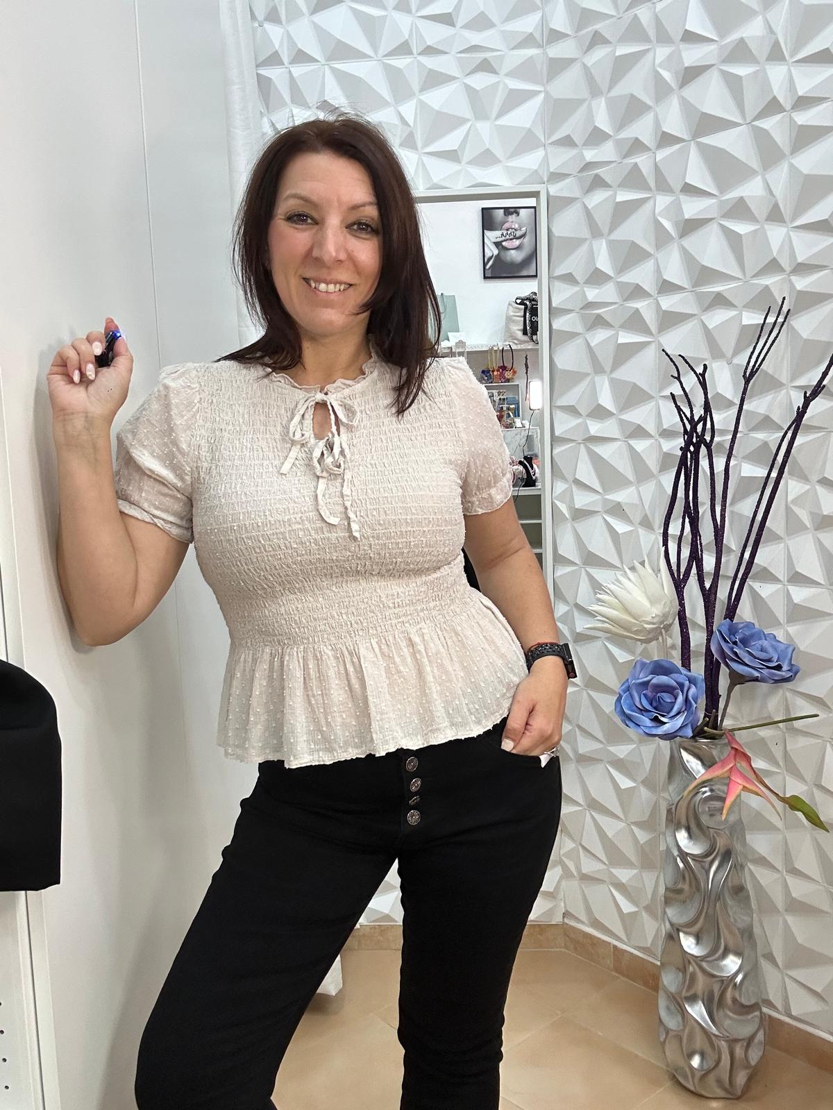 Blusa de manga corta.