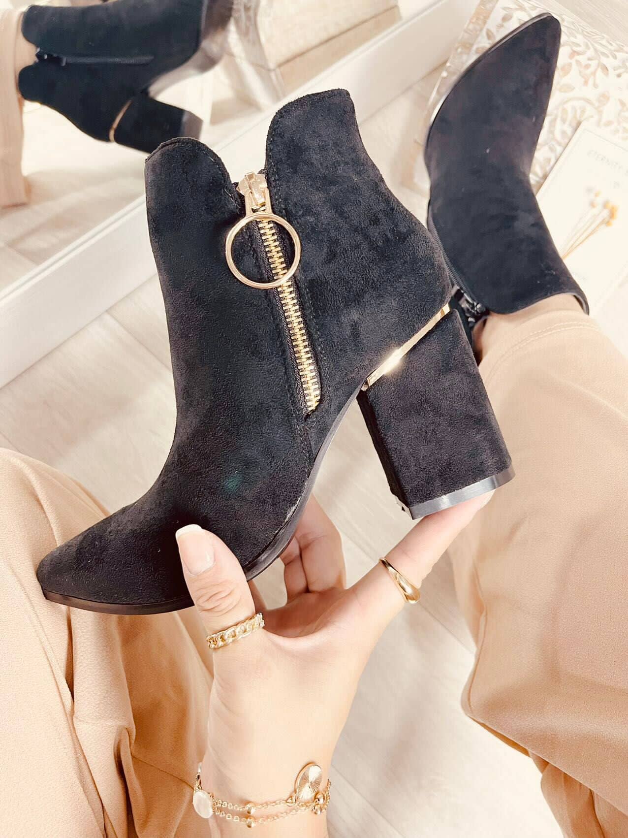 BOTIN NEGRO HEBILLA R.M. BOUTIQUE