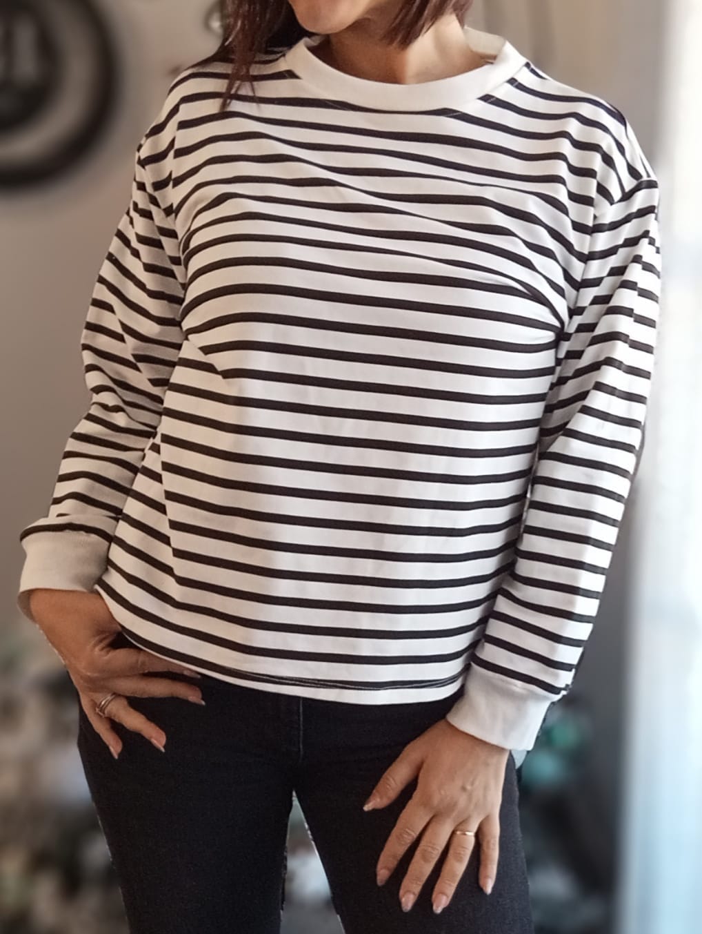 SUDADERA DE RAYA BLANCA Y GRIS Sudadera R.M. BOUTIQUE