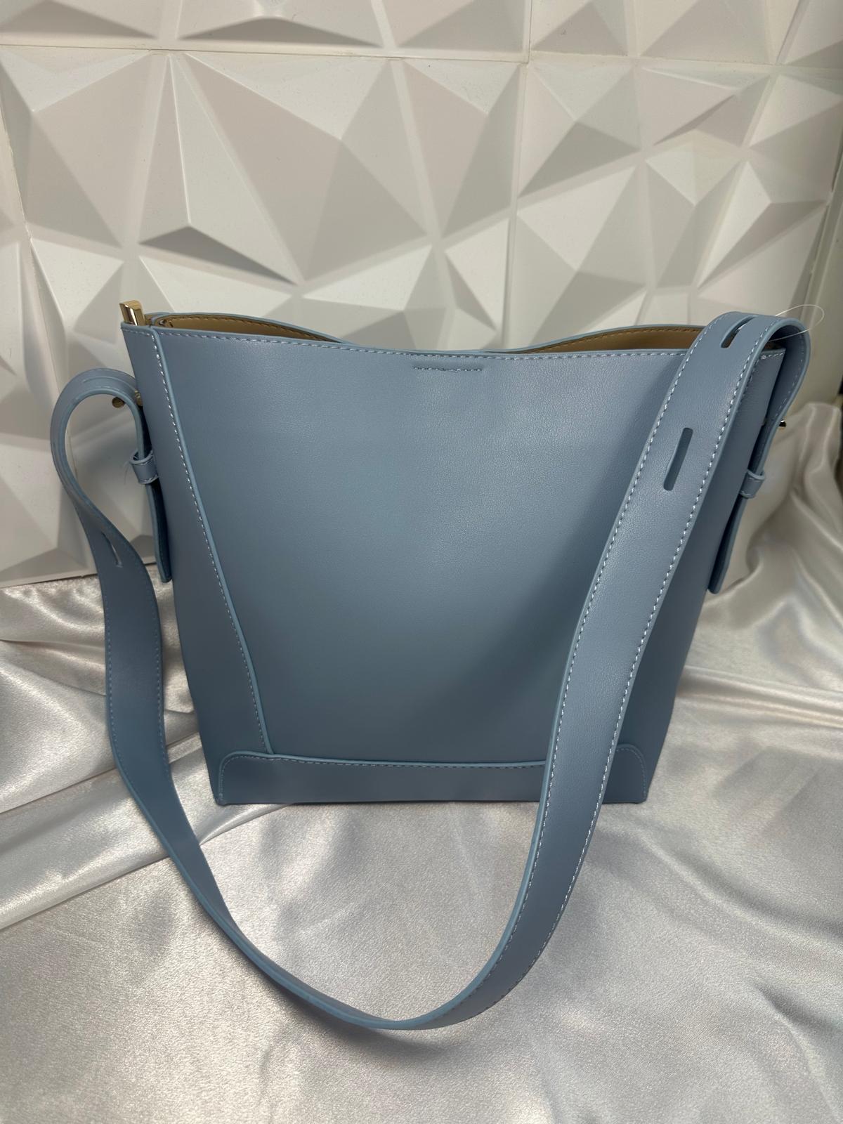 Bolso shopper celeste.