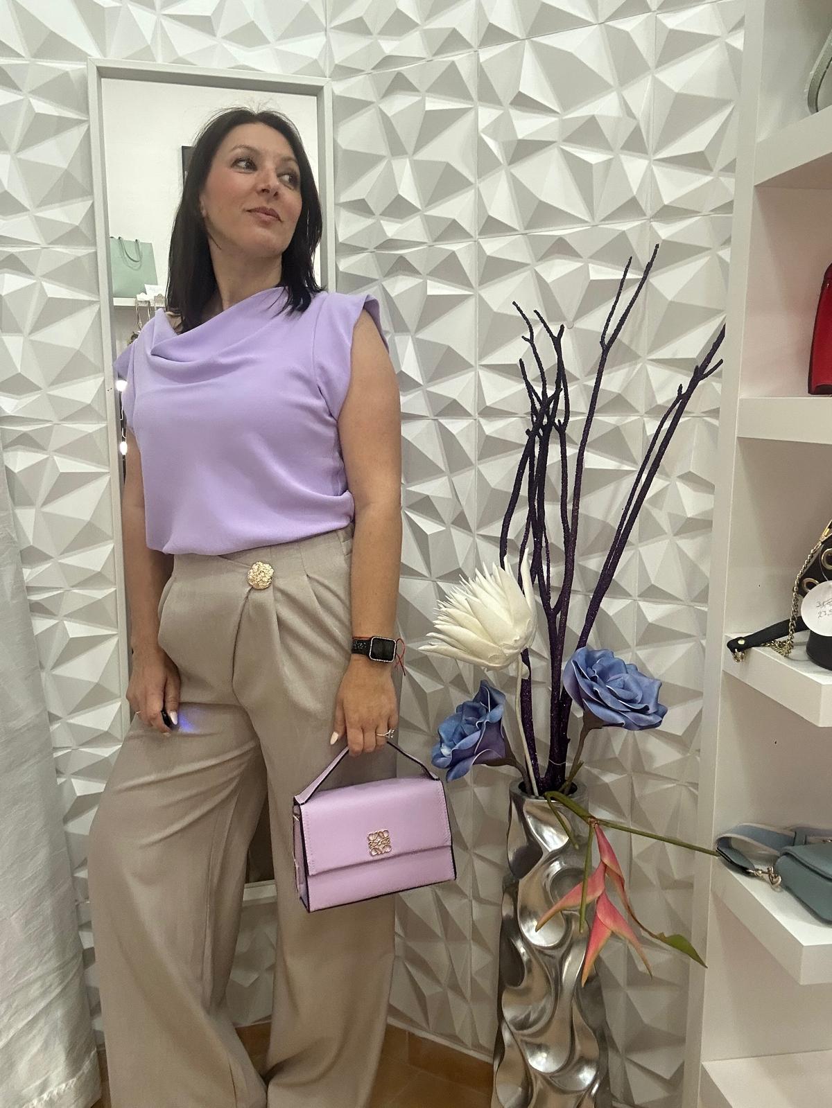 Pantalon boton dorado color topo.