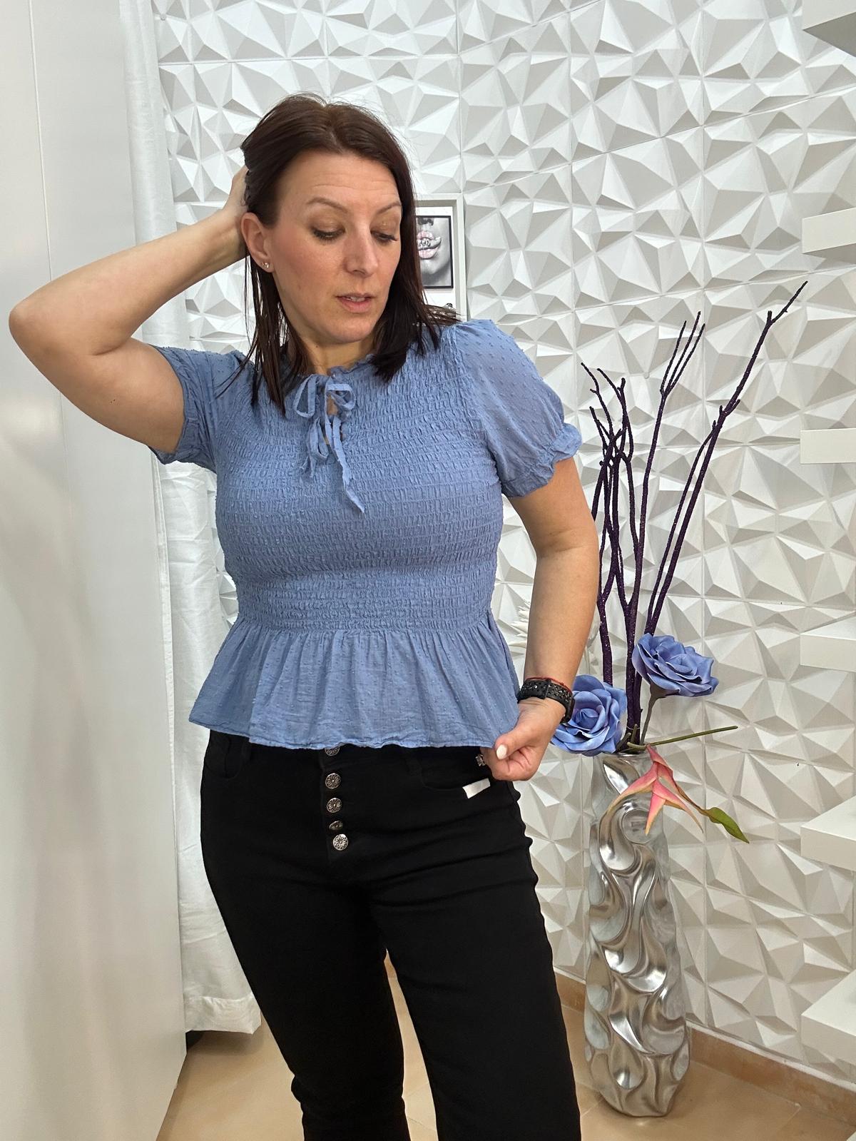 Blusa manga corta.