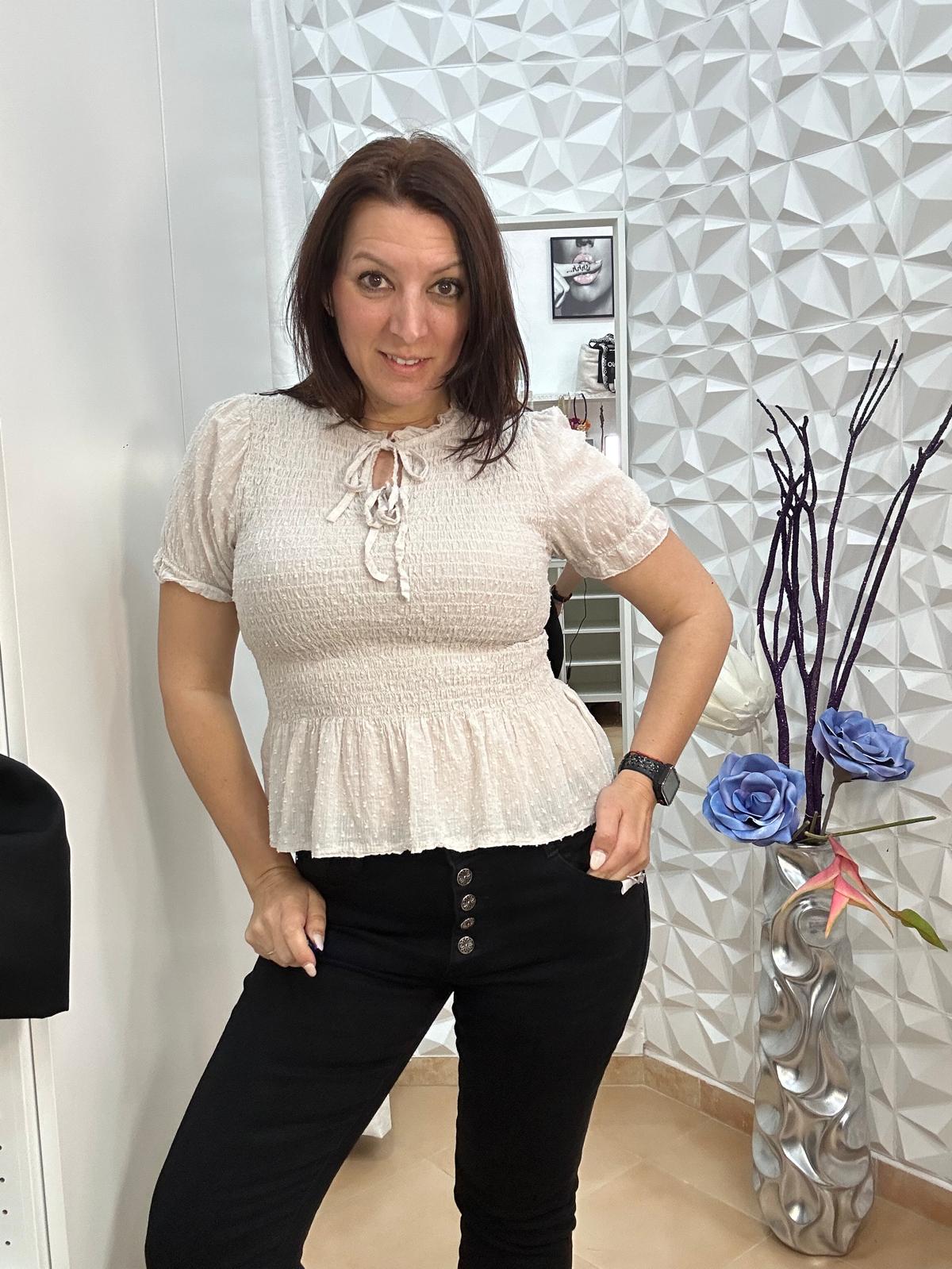 Blusa de manga corta.