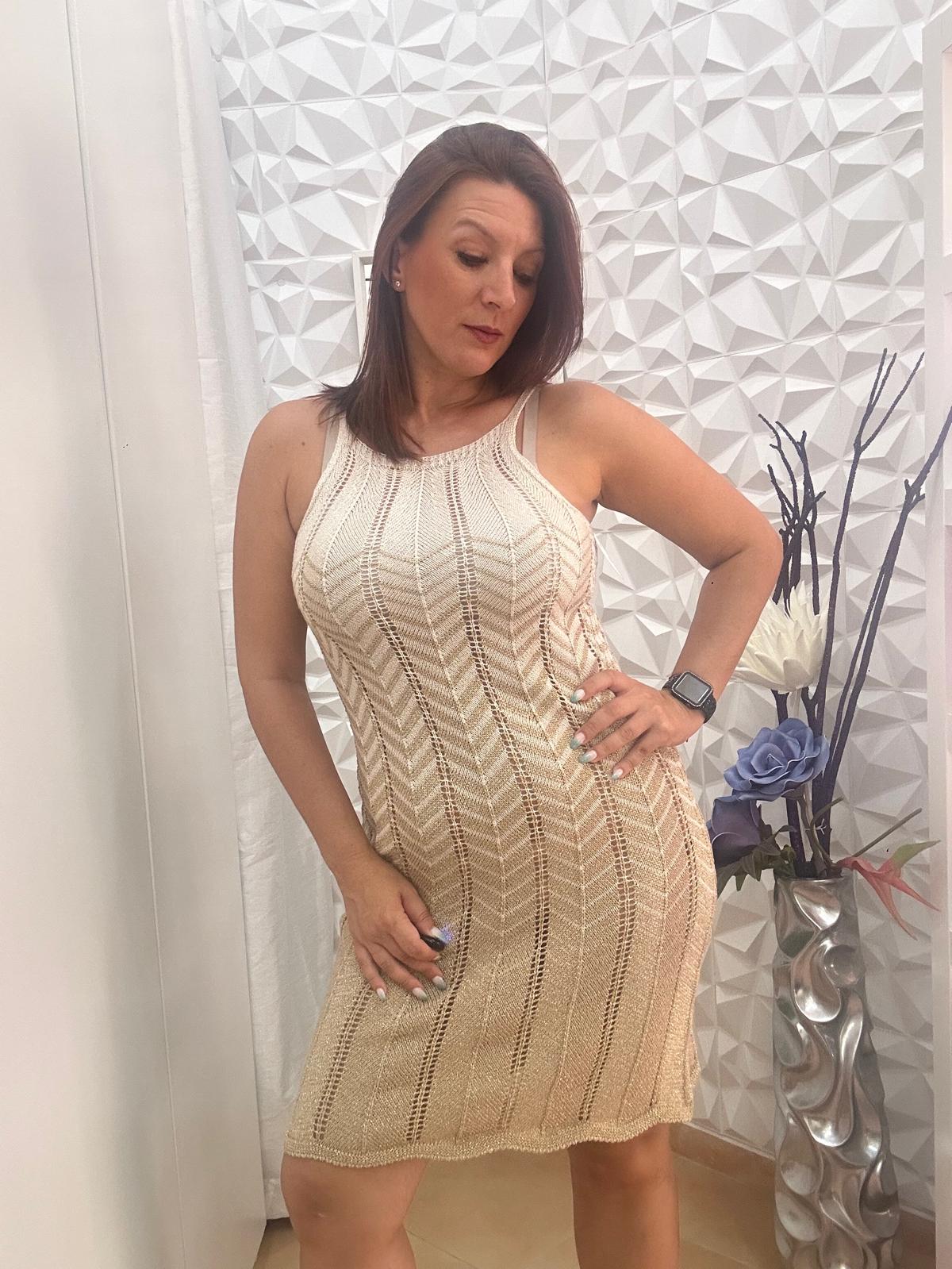 Vestido hilo dorado.