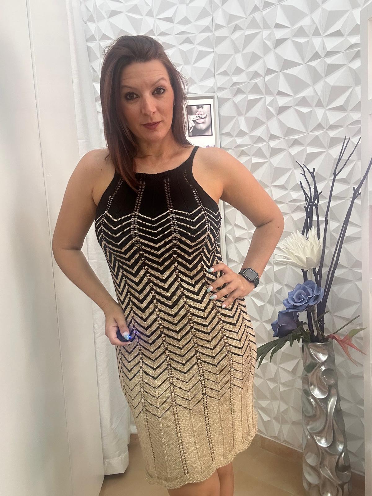 VESTIDO HILO NEGRO.