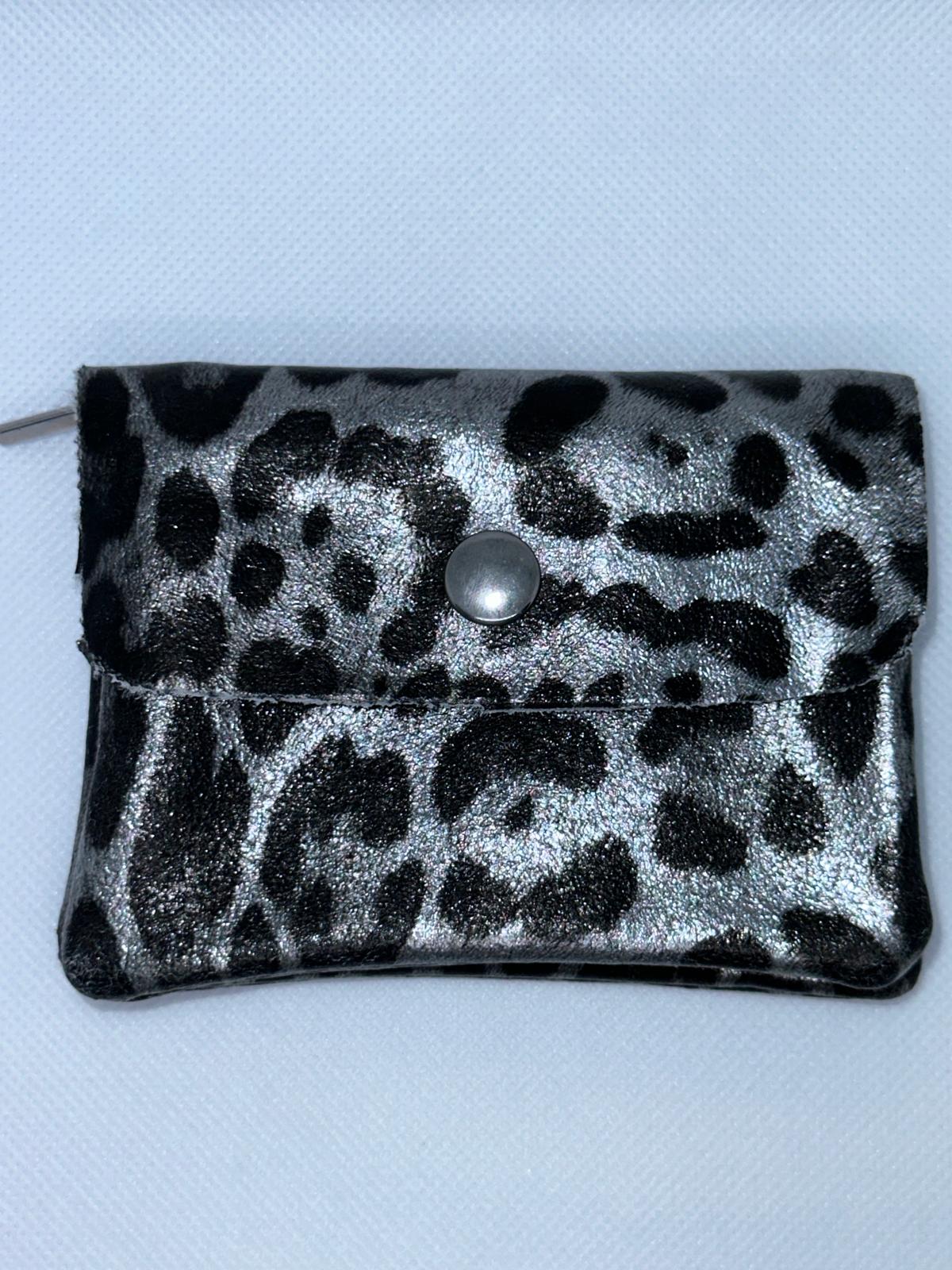 Cartera piel leopardo plata
