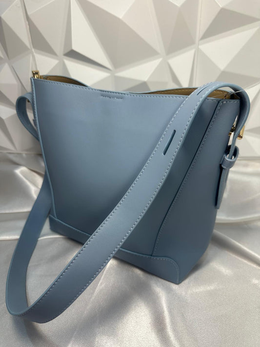 Bolso shopper celeste.