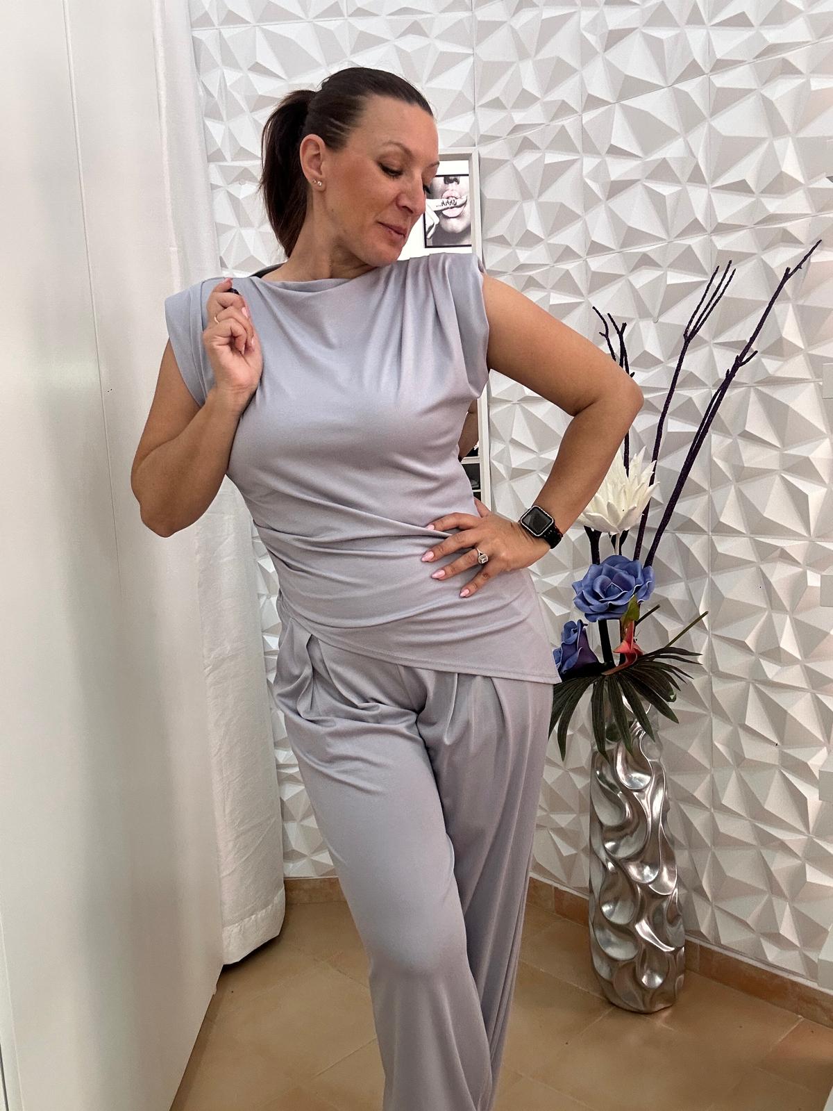 Conjunto asimetrico gris