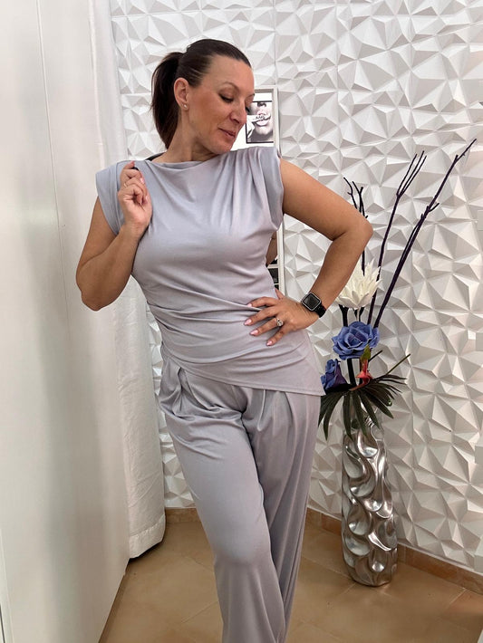 Conjunto asimetrico gris