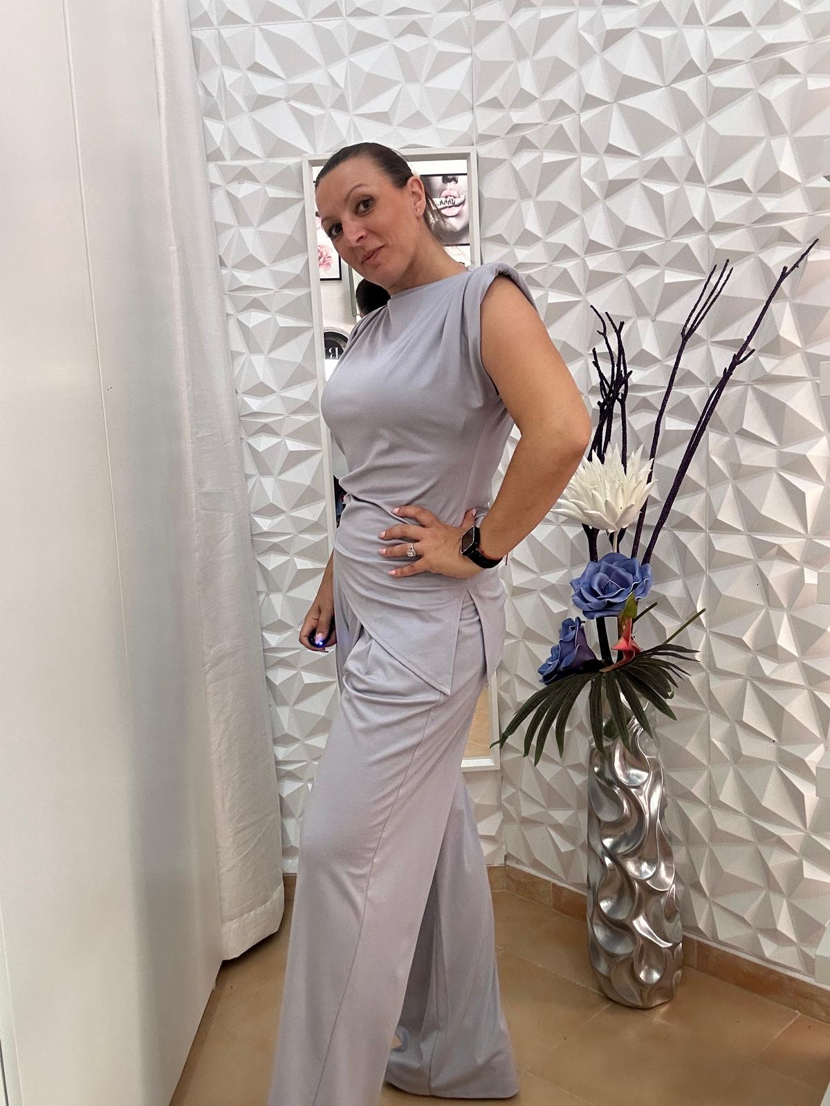Conjunto asimetrico gris