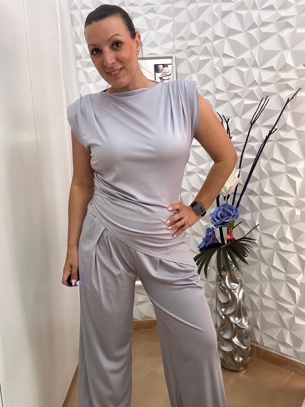 Conjunto asimetrico gris