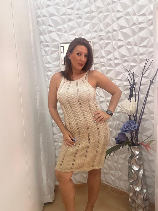 Vestido hilo dorado.
