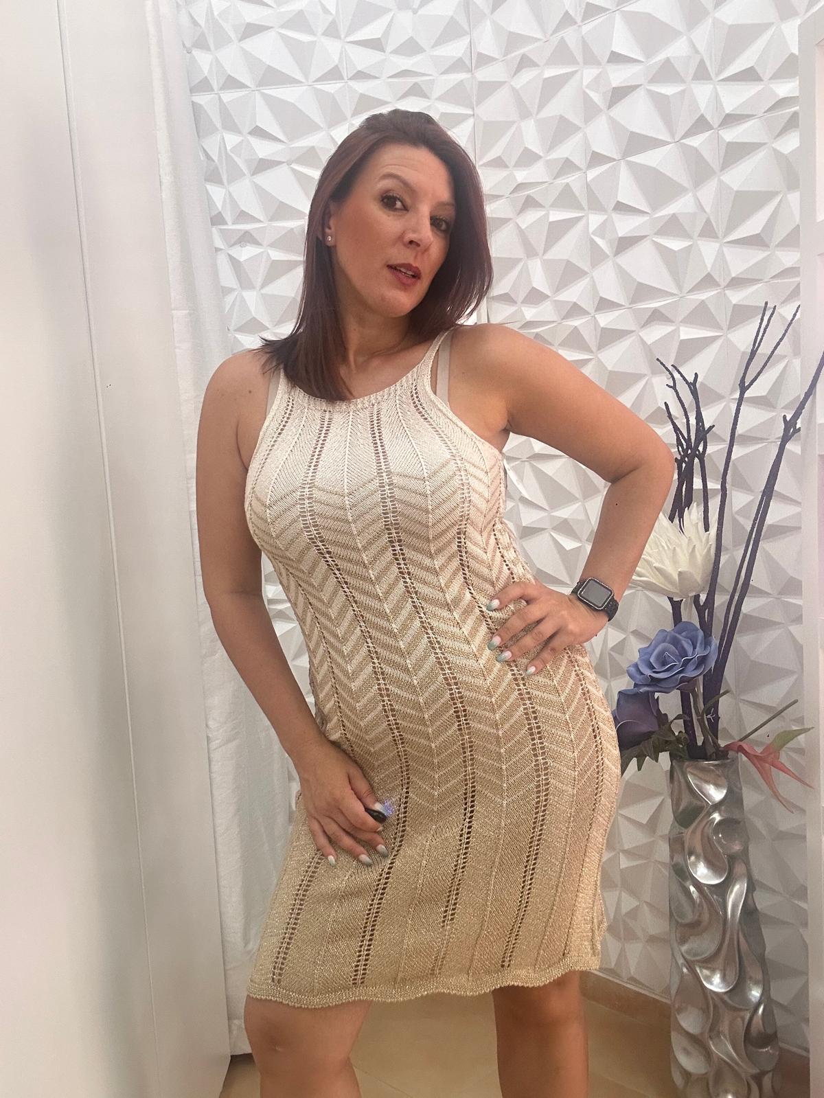 Vestido hilo dorado.